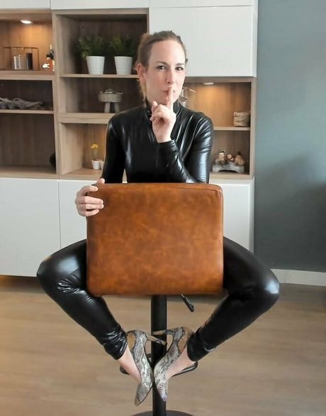 reine de pique onlyfans sexy de haute qualité image