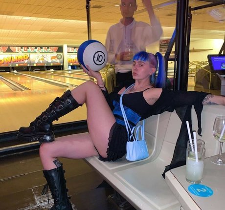 Ashnikko étoile xxx images