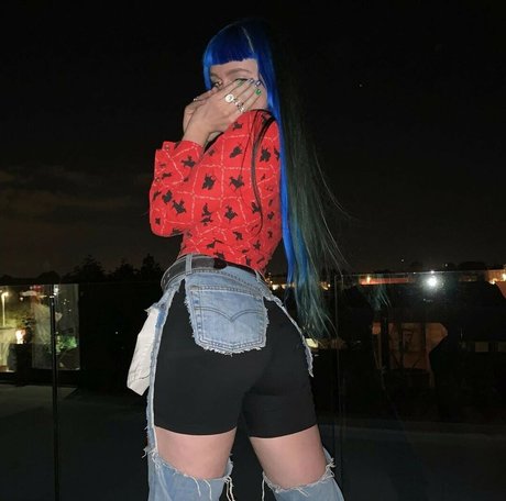 Ashnikko modèle érotique image