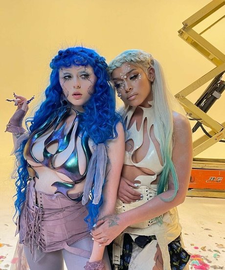 Ashnikko modèles nus des photos