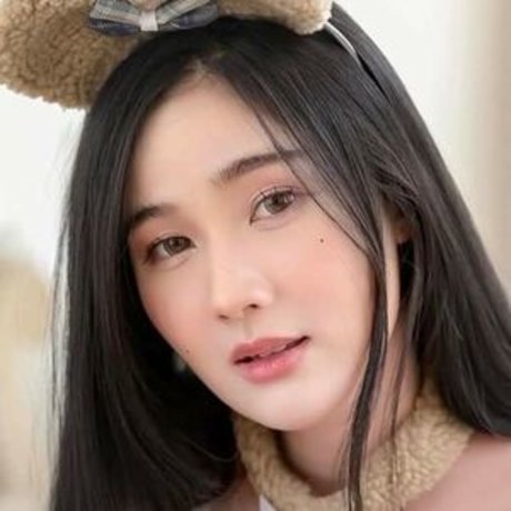 Toolly Nuttanan modèle parfait des photos