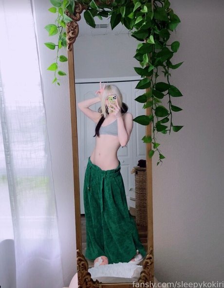 fille courbée dà côté onlyfans les meilleurs nus des photos