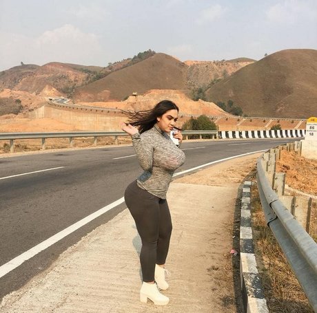 Reneesha Saikia modèle joli des photos