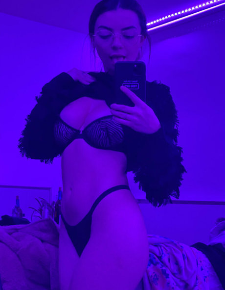 Tylenaaa modèle sexy images