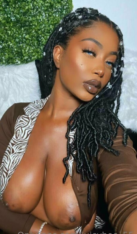 juicyboo 55 modèle sexy image