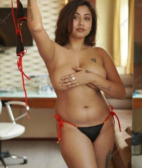 Yajna Seni modèle érotique photos