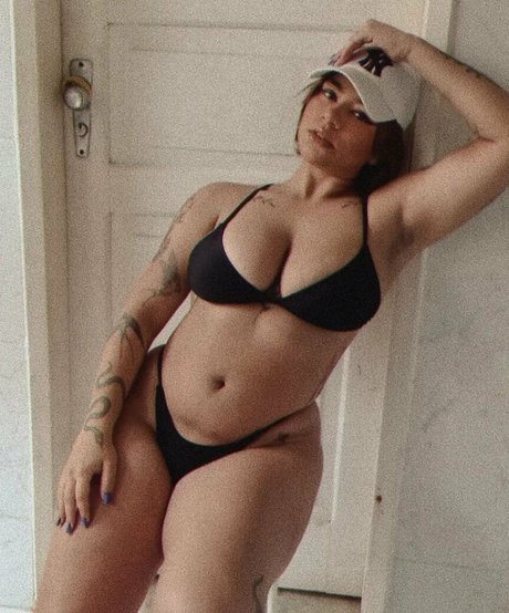 Kennya Raposo modèle nu des photos