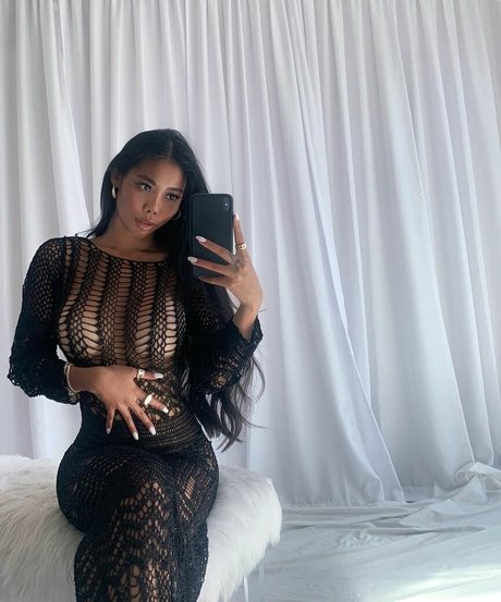 éjacule sur la langue onlyfans nus pornographiques image