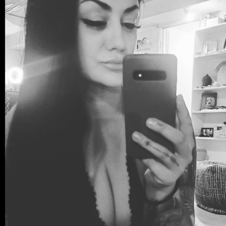 Sarah Bella star exclusive image