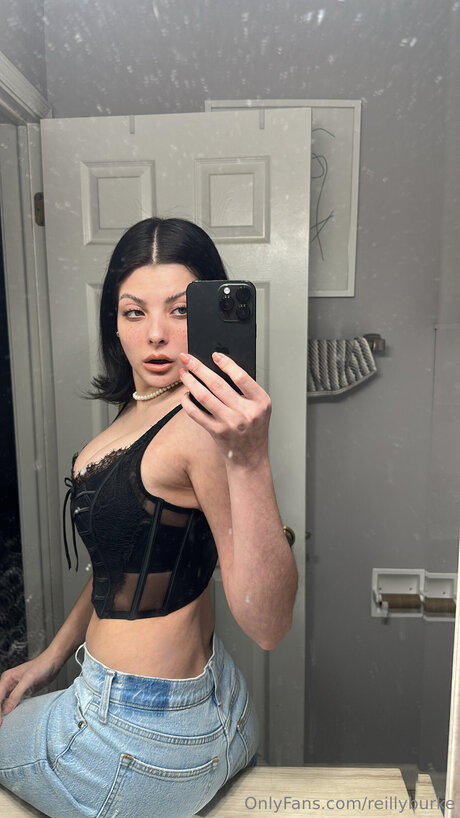 Reilly Burke modèle hd des photos