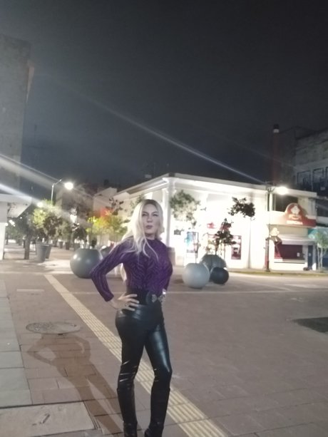 Ale Cassandra Maya modèle nu galeries