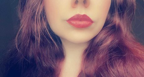 Red and Curvy actrice chaude des photos