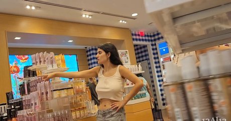 Candid Bralessday actrice xxx photos