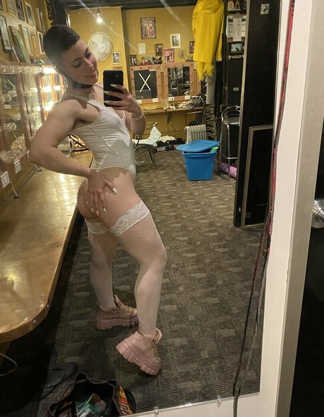 chaton courbé onlyfans parfait exclusif des photos