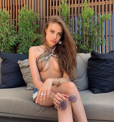 Xenia Tchoumi art star du porno photo