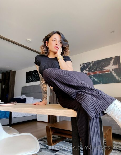 Jessyasuan étoile nue photo