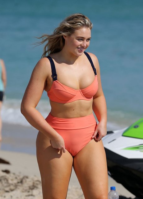 Iskra Lawrence nus star du porno photos
