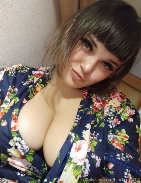 lara horn top star photo