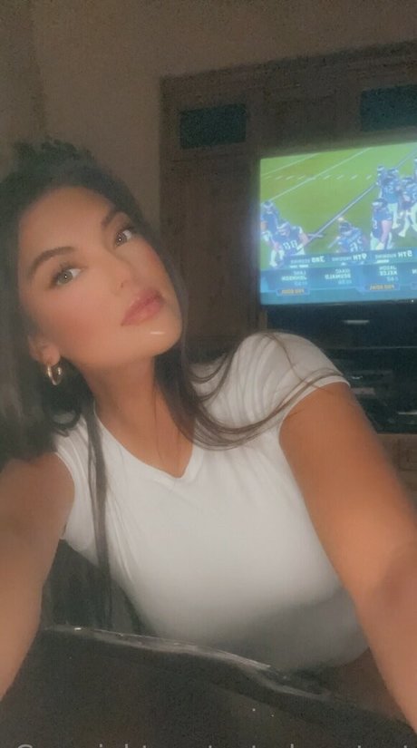 Kaitlyn Nguyen étoile sexy photo