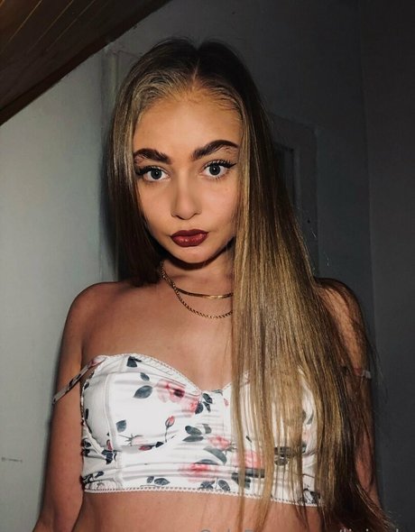 pom-pom girl asiatique onlyfans chaud joli image