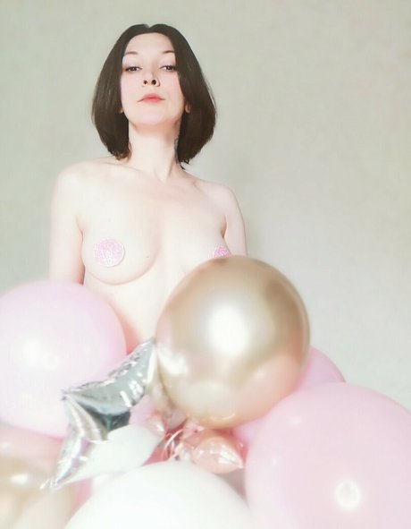 Olya Holmes modèle nu collection