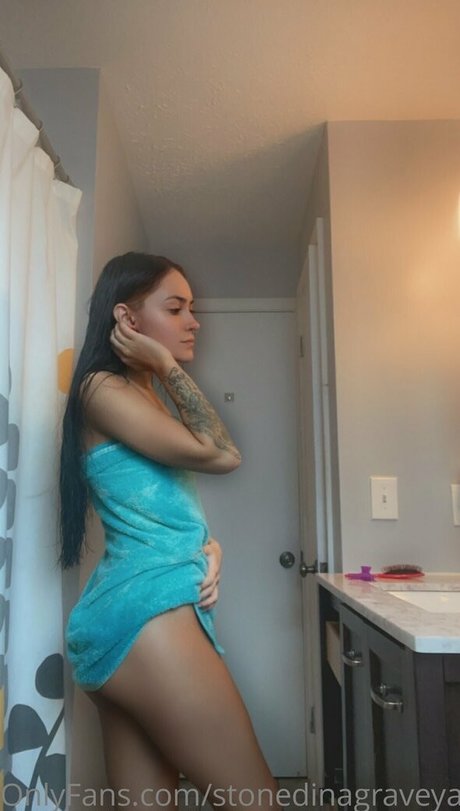 stonedinagraveyard actrice de nus img