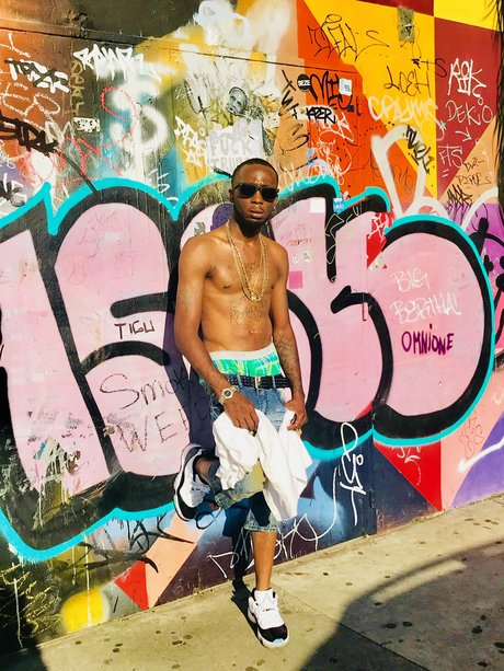 Tony Ball modèle nu image