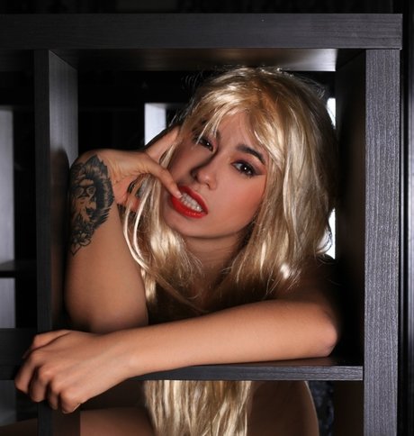 tatouages ​​blonds onlyfans gratuit belle des photos