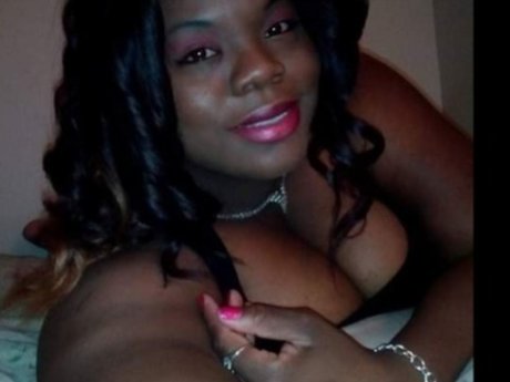 IISHE modèle nu des photos