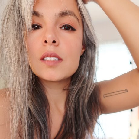 April James haut étoile galerie