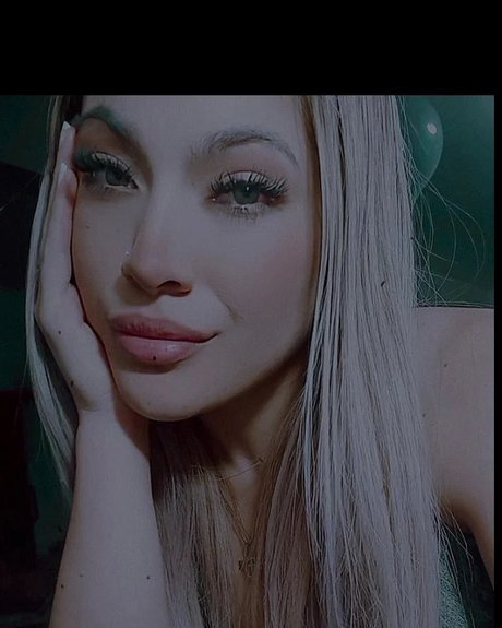 Mickynuce modèle pornographique archive