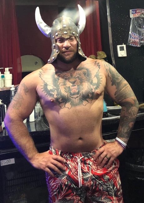 THE BEARDED CAVEMAN art modèle des photos