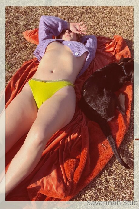 Savannah Solo haut modèle des photos