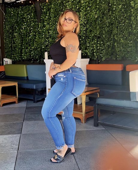 Scarlett Cakez étoile nue image