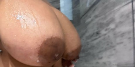 Laya_ actrice nue des photos