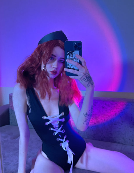 fille courbée dà côté onlyfans hd parfait image