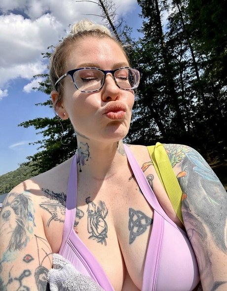 Sarah Karuna Satori actrice sexy photo