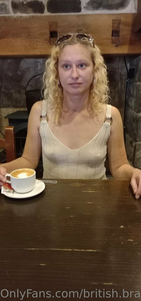 blonde aux gros seins onlyfans plutôt sexy galerie