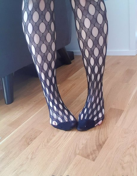 fille courbée dà côté onlyfans art parfait des photos