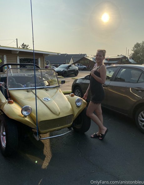 fille courbée dà côté onlyfans haut nu photo