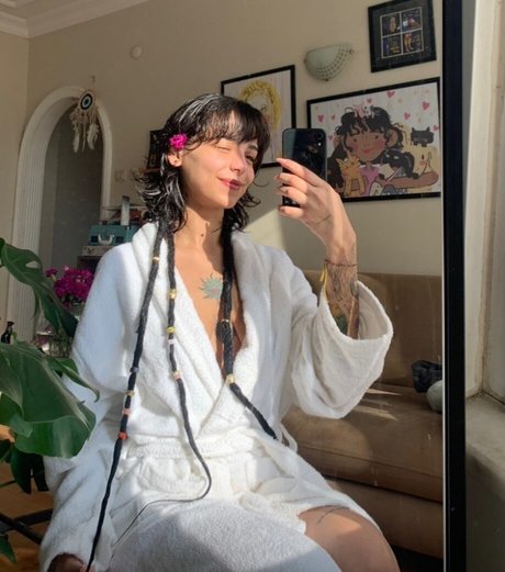 Ciciguner étoile nue photos