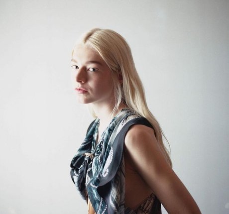 Hunter Schafer étoile érotique img