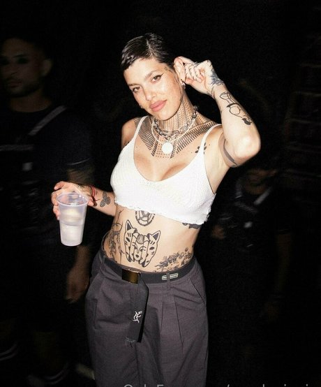 anadevinvip étoile érotique des photos