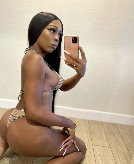 C H Y N A actrice érotique image