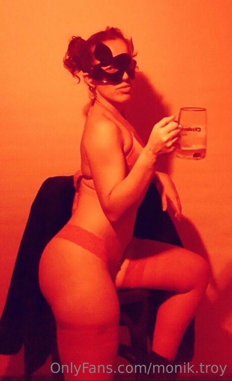 MoniK Troy joli modèle archive