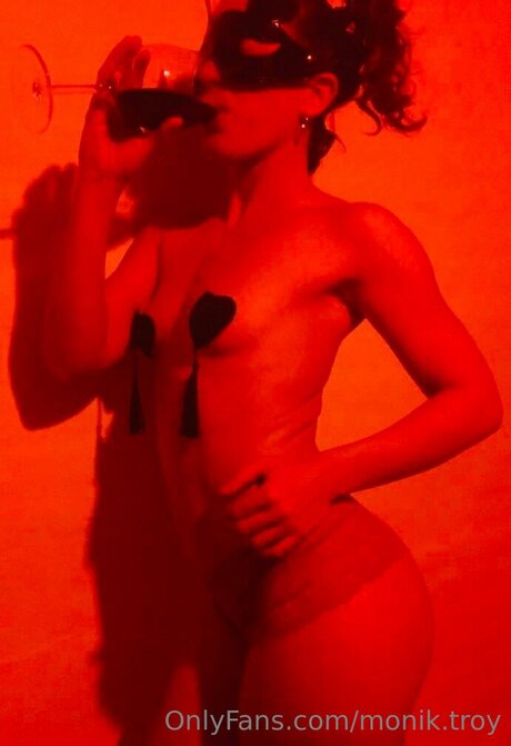 MoniK Troy star du porno nue archive