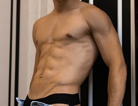 fille courbée dà côté onlyfans xxx nus des photos