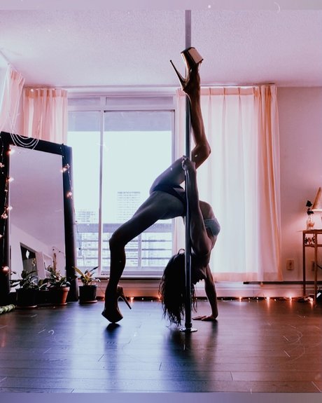 Nina Nightblossom haut modèle photos