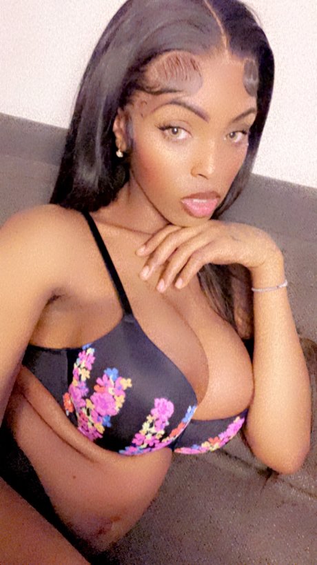 TIARA VIXEN étoile nue des photos