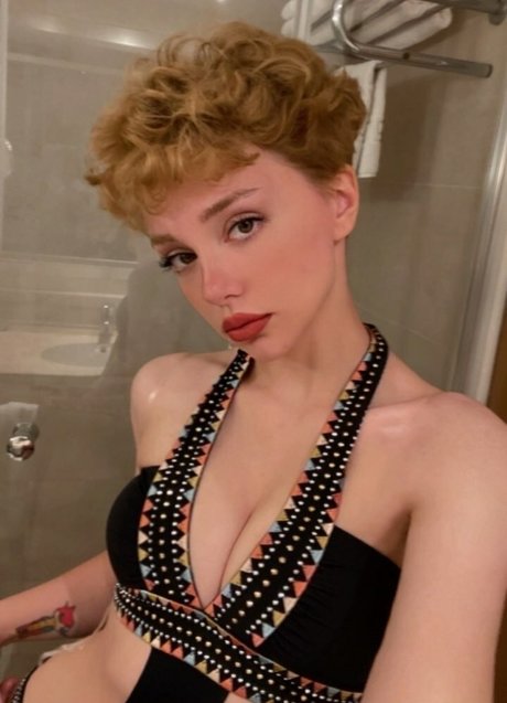 Mervepery modèle pornographique img